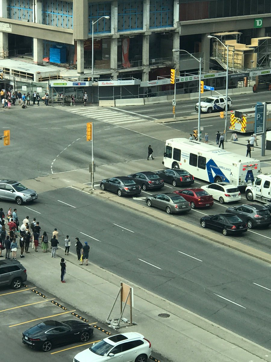 ilovecpstyle's tweet photo. shit going down at Yonge and Sheppard! @CP24 - all of Sheppard shut down! https://t.co/jH3Lw483gf