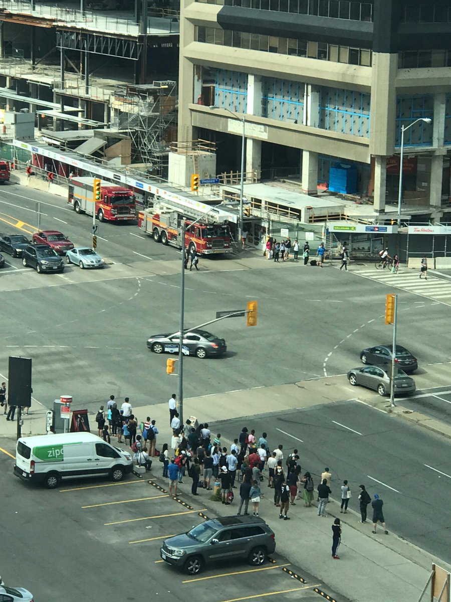 ilovecpstyle's tweet photo. shit going down at Yonge and Sheppard! @CP24 - all of Sheppard shut down! https://t.co/jH3Lw483gf