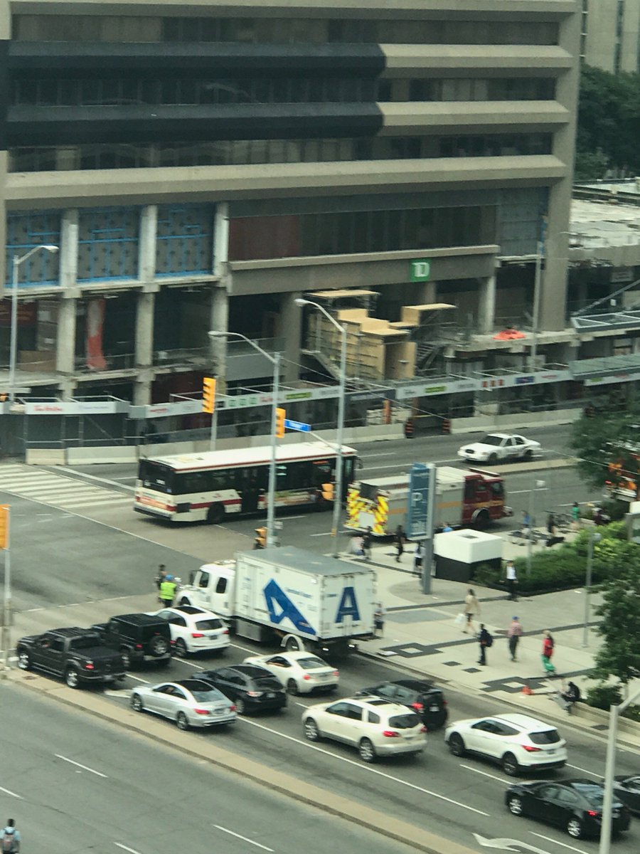 ilovecpstyle's tweet photo. @cp24 Sheppard west bound at yonge and sheppard has been completely shut down by the police https://t.co/mrl8znX0yw