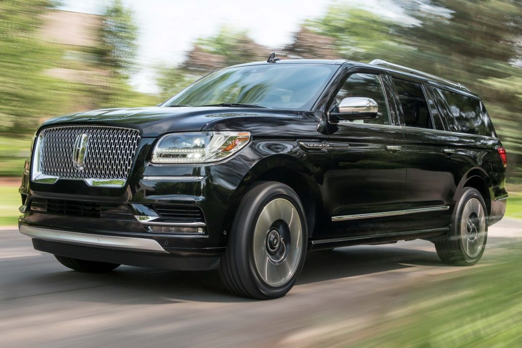 BetweenTheAxles's tweet photo. 2018 @LincolnMotorCo #Navigator #ExtendedLength gains 12". Pics: https://t.co/buZ9zyN24l https://t.co/LvknV17zaA