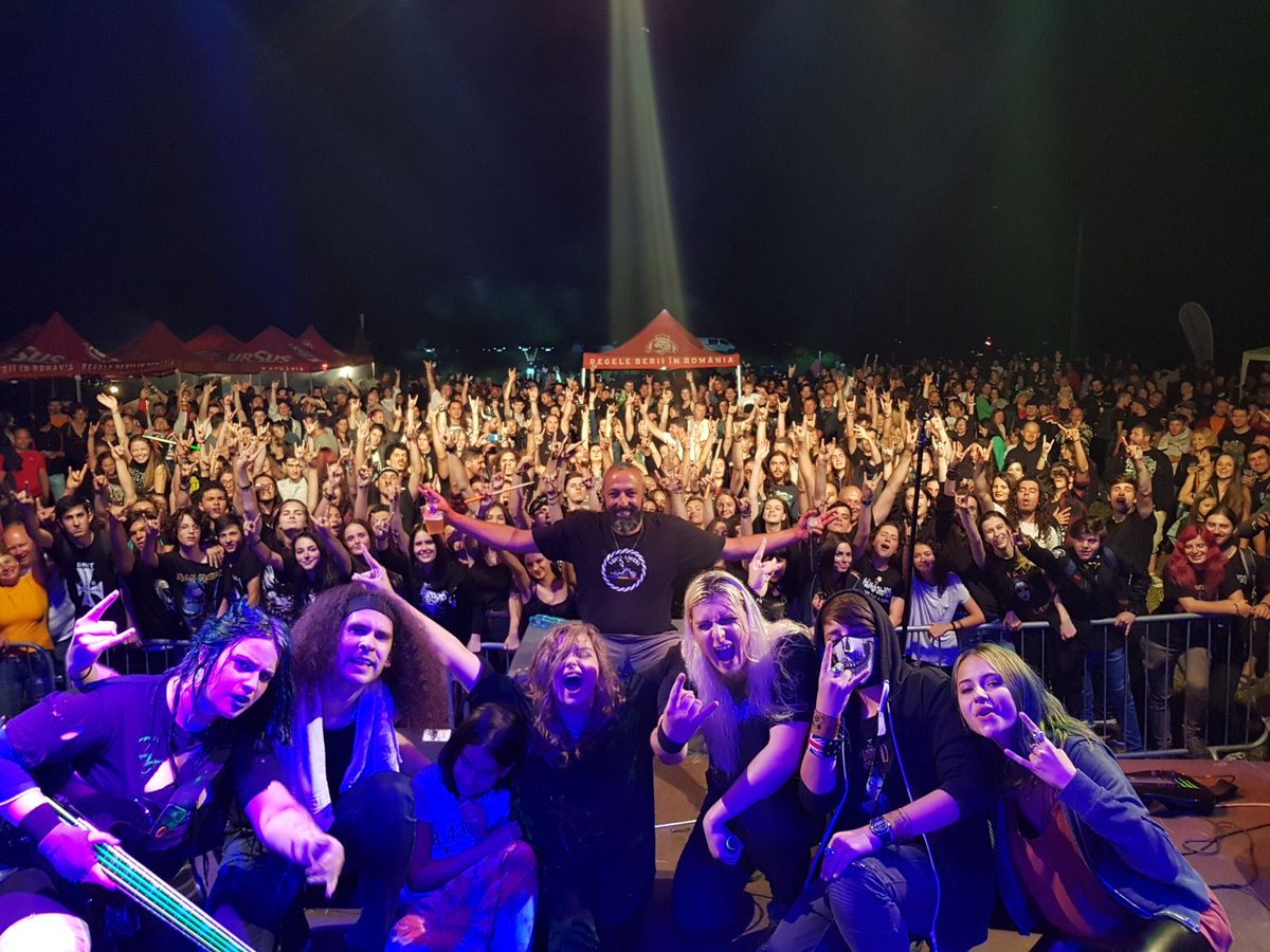 BetweenColorsRO's tweet photo. Played Lupii Liberi festival this week-end. Was freakin' amazing! <3
#awesomecrowd #live #festival #betweencolors #TheNeonGod #simulacrum https://t.co/t2oW4fGcEe