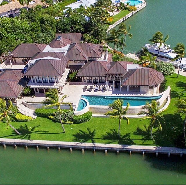 Nvr2Lte2Lve's tweet photo. Designed by Charles Pawley, this estate is built on a 38,000 sq ft peninsula with 480 ft of waterfront on the prestigious Mashta Island. Exp https://t.co/PC4zjJV0zk