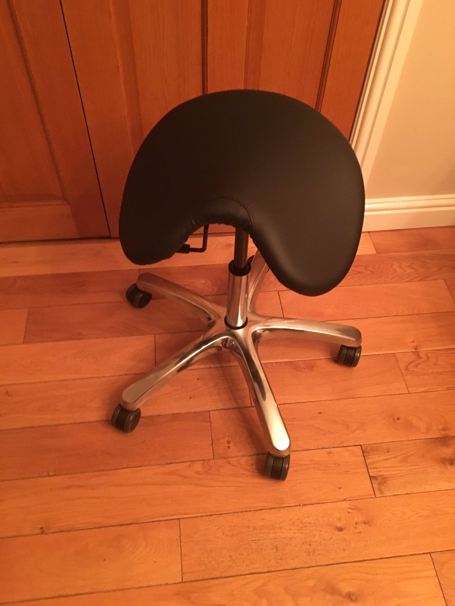 CarolineVerdon's tweet photo. My special chair has arrived, I am ready for @airebreakfast in the morning. #slippeddisc #stupidspine https://t.co/jxtgjLkLQ4