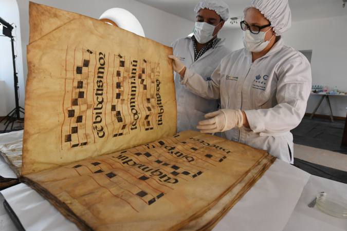 restaur_accion's tweet photo. Restauración de los tesoros bibliográficos de la biblioteca del Convento de San Agustín, en Quito
https://t.co/SboxRHx737 https://t.co/kh8kjI6ZGU