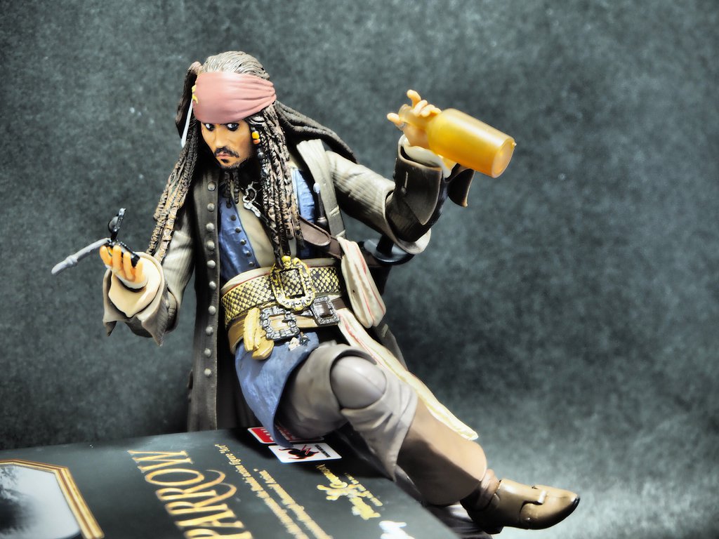 はなぽん S H Figuarts ジャック スパロウ かなりイイ感じだけどやや小綺麗 汚し塗装で海賊らしい小汚さを出せばさらに良くなると思う とりあえず目の下に墨を入れて 忘れられてる鹿の骨の髪飾りを足す 銃が無いのは最大の不満 今後もし軽装ver が