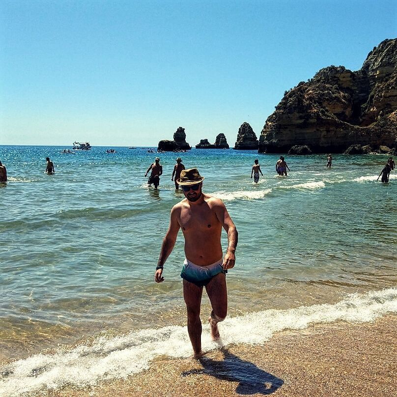 elfrau's tweet photo. Y solo han hecho falta otras doscientas publicaciones para volver a salir en una 😂😂😂 #beach #holidays #portugal #a… https://t.co/PA6tq3Hh2I https://t.co/jqT6EJXc84