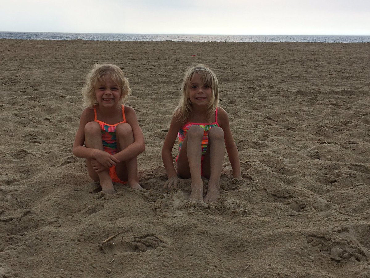 stella_piper's tweet photo. Enjoy the beach life!  @twinsforus https://t.co/Nd3V604NR5