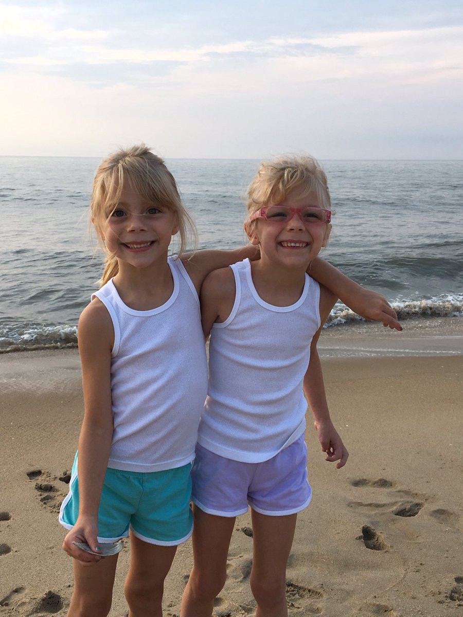 stella_piper's tweet photo. Enjoy the beach life!  @twinsforus https://t.co/Nd3V604NR5