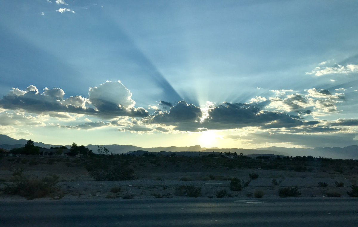 TyraBellHolland's tweet photo. Sunset right now in #LasVegas #Sunday #sundaysurrender #beauty #serenity https://t.co/DupY9wZkoD