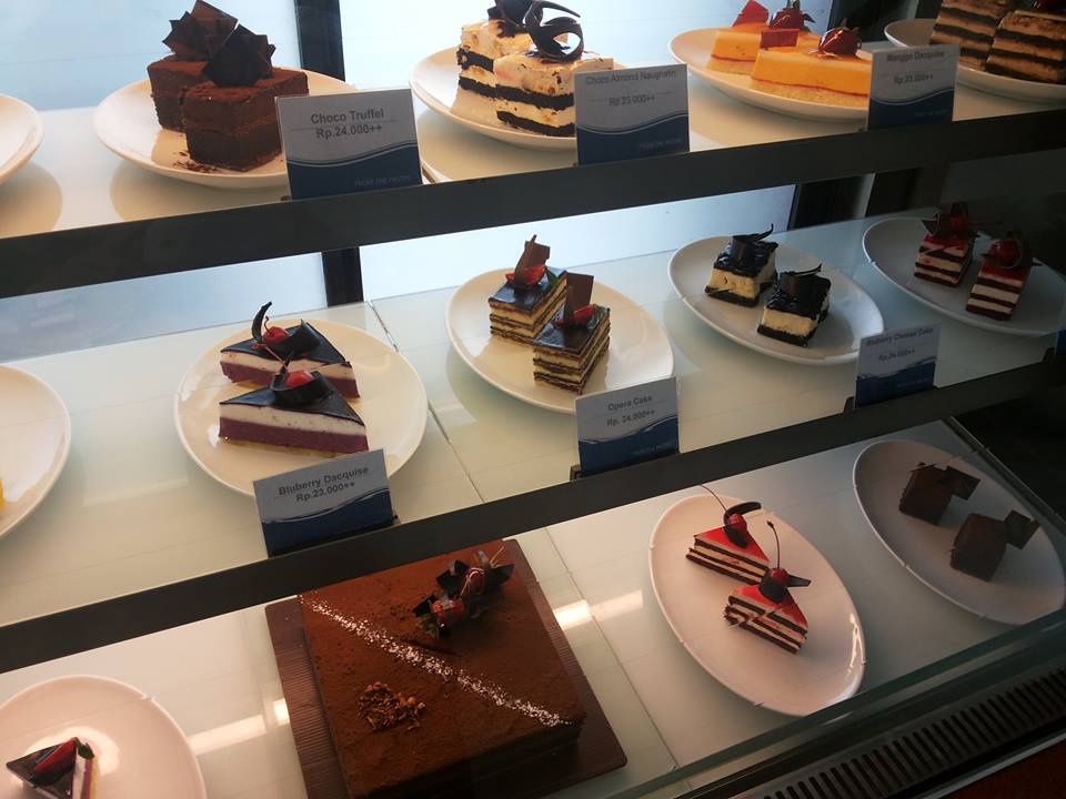 astonpluit's tweet photo. Variasi cake yang kami sediakan di Ares Bar &amp; Lounge. Cocok untuk menemani waktu santai anda sambil menikmati pemandangan kota :) https://t.co/EXFUTdjQHO