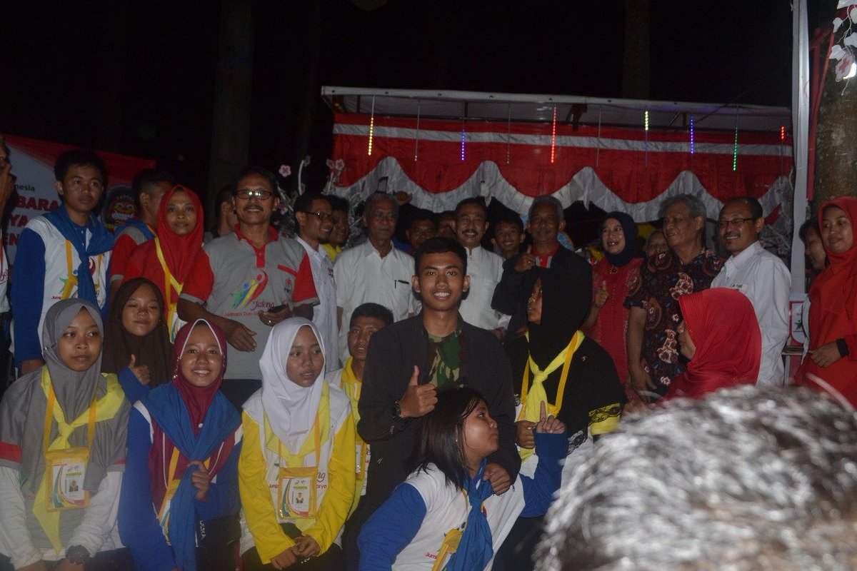 pmiblora78's tweet photo. Bupati Pati, Ketua PMI Jateng bersama ketua PMI Jateng ditengah2 kontingen Blora saat Jumtek di Buper Regulo Pati, semangat dan siamo https://t.co/2ddv9wbQqE