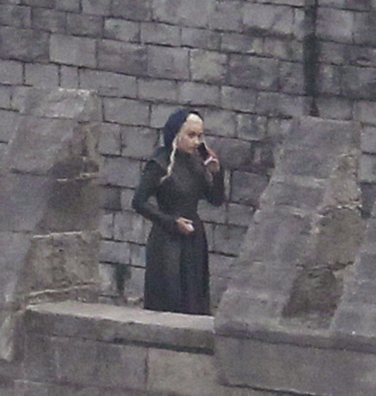 naleyskott's tweet photo. "E aí, já saiu de casa?"
"Calma tia, já to chegando" #GOTS7 #GameOfThrones https://t.co/sMQEET6hXD