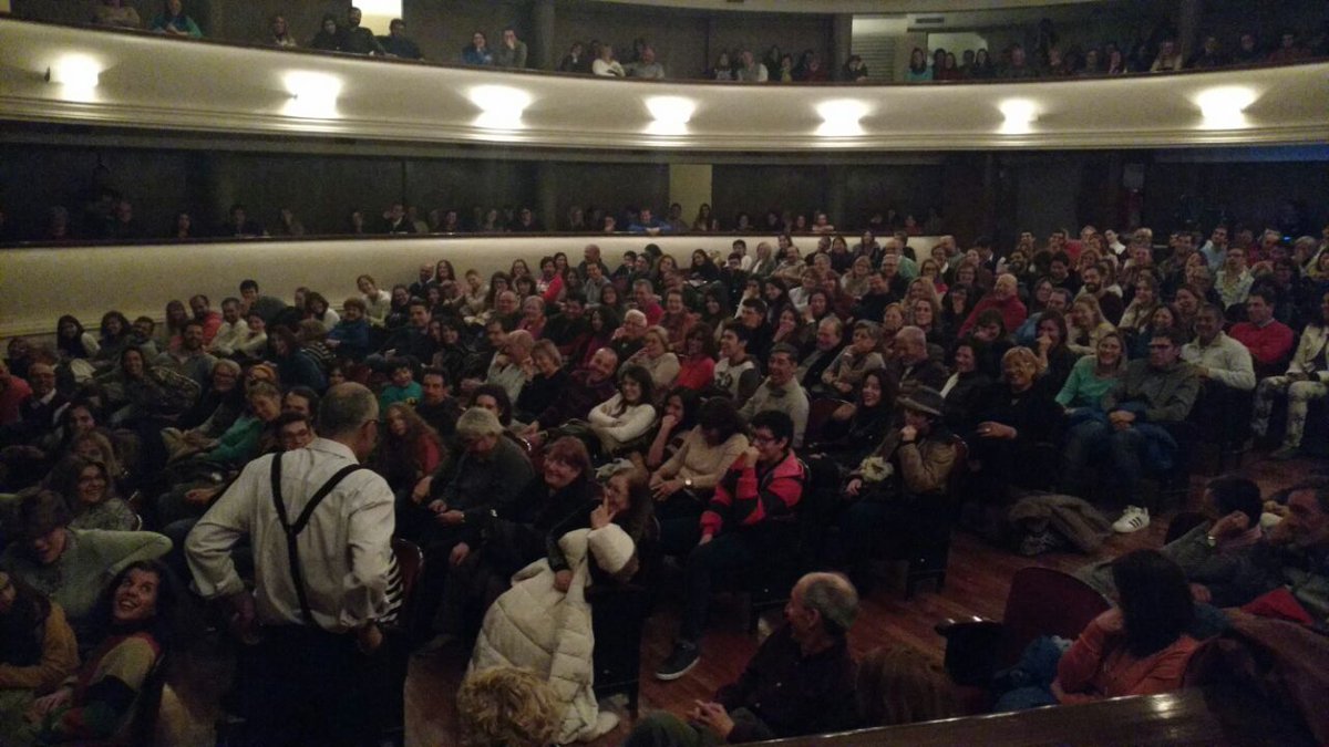 Cultura_Mza's tweet photo. Así viven los mendocinos los 30 años de "Educando al Nene" en el Teatro Independencia. https://t.co/btG1TnfyNc
