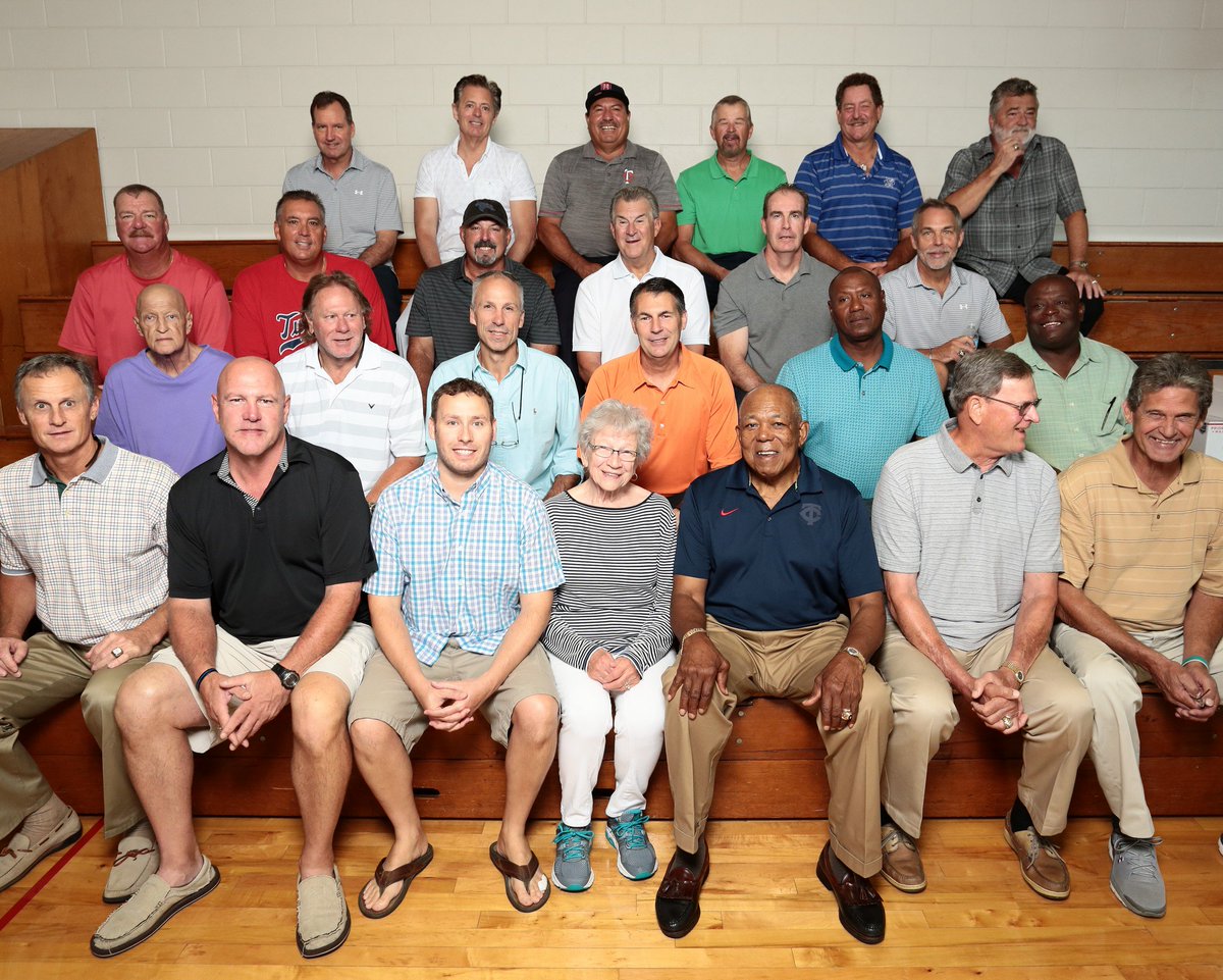 FanHQ's tweet photo. Posed photos from the 87 Twins autograph event are now available at https://t.co/Vze5wyginr #FlashAddicts https://t.co/d0bIYHG9m6