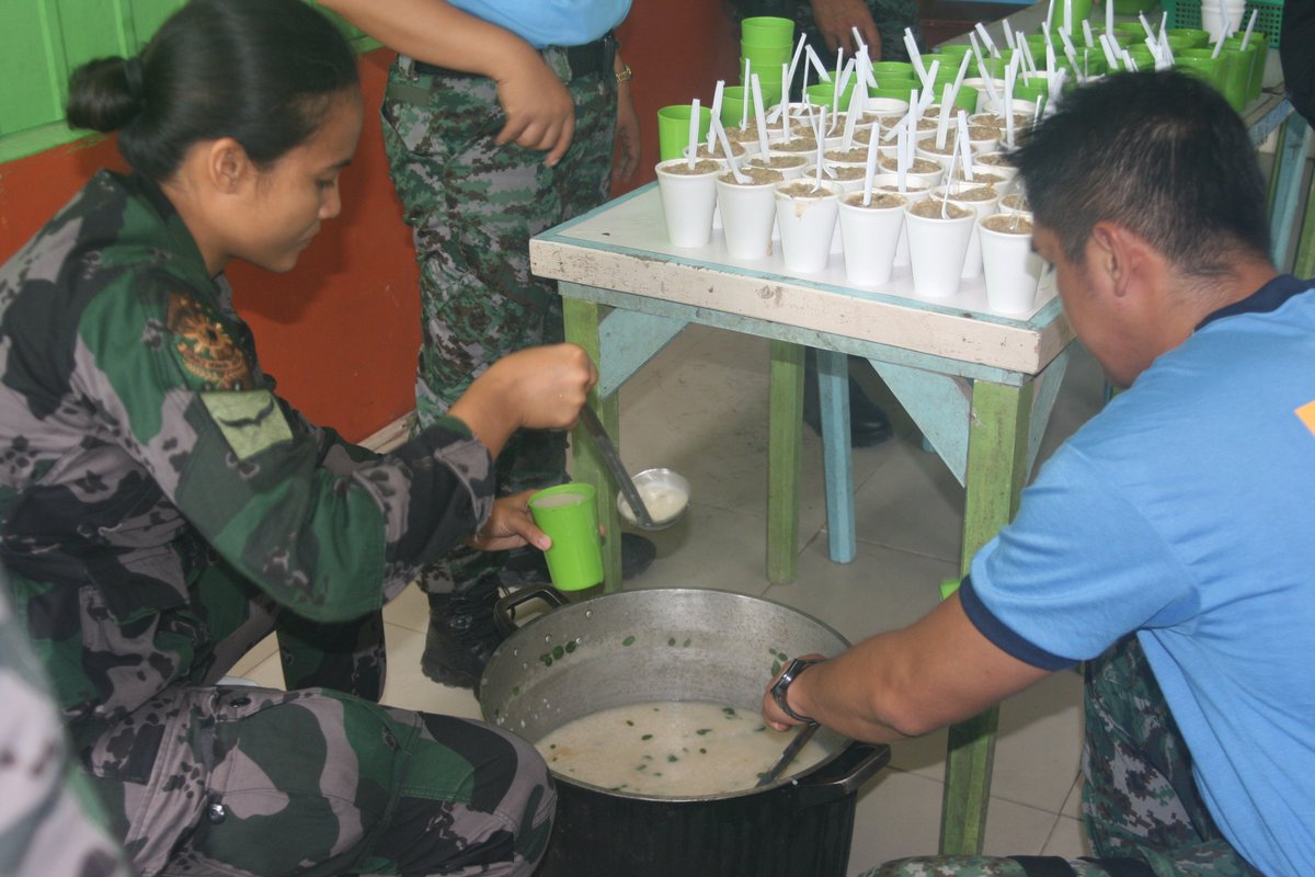 42ndsac's tweet photo. @42sac
42SAC personnel together with Polce Station 5, during Food Feeding Activity at Romana Central Elementary School, Calumpang GSC https://t.co/9DeGEJLTma
