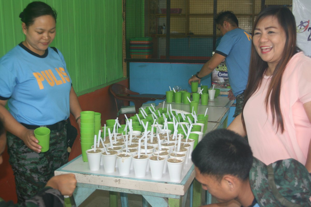 42ndsac's tweet photo. @42sac
42SAC personnel together with Polce Station 5, during Food Feeding Activity at Romana Central Elementary School, Calumpang GSC https://t.co/9DeGEJLTma