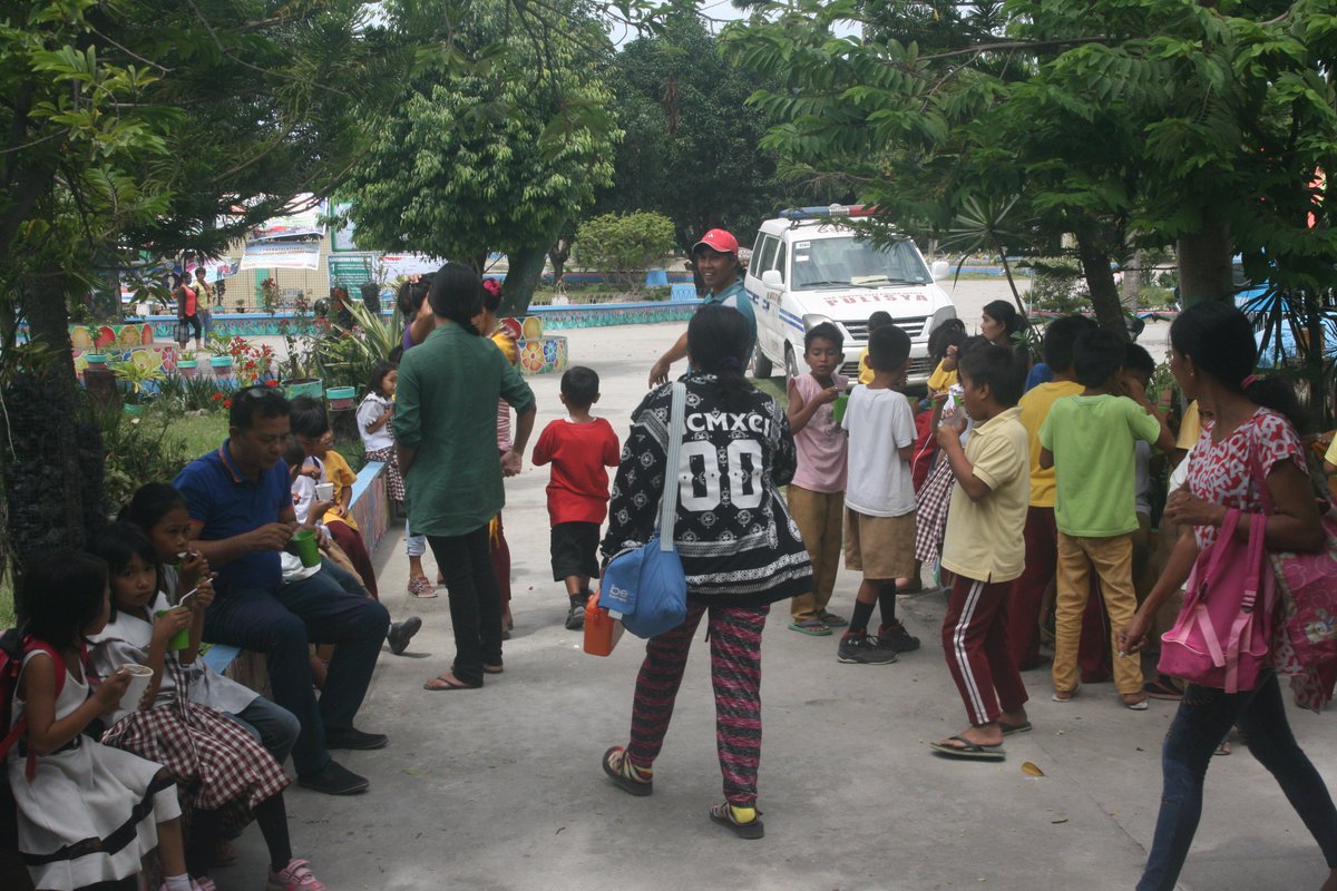 42ndsac's tweet photo. @42sac
42SAC personnel together with Polce Station 5, during Food Feeding Activity at Romana Central Elementary School, Calumpang GSC https://t.co/9DeGEJLTma