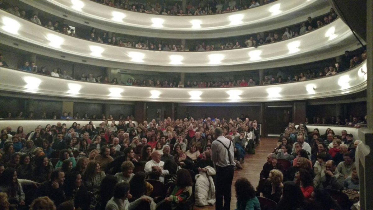 Cultura_Mza's tweet photo. Así viven los mendocinos los 30 años de "Educando al Nene" en el Teatro Independencia. https://t.co/btG1TnfyNc