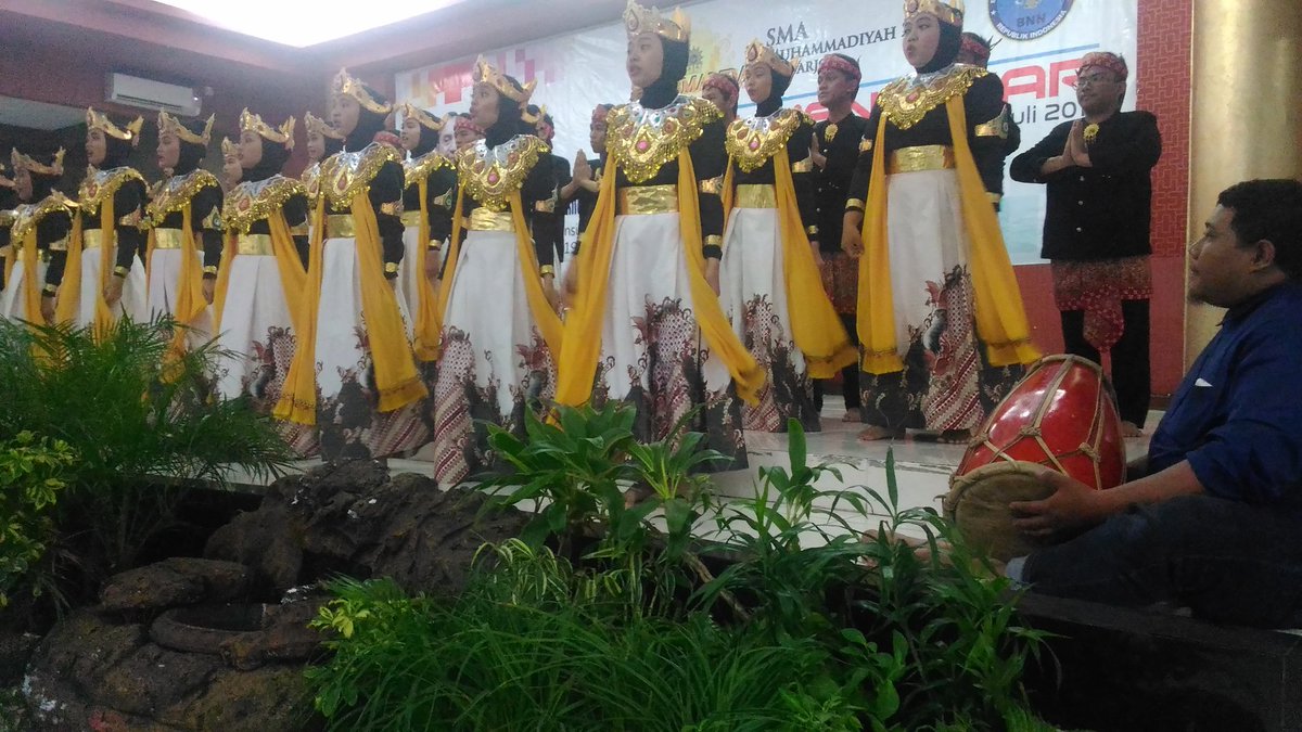 smamdasidoarjo's tweet photo. Penampilan @SmamdaVoice persembahan untuk Brigjend Pol.Drs.Fatkhur Rahman, SH.,MM. yg telah berhasil berjuara di #BICF2017 #BNNmengajar https://t.co/vnwtKwLRoP