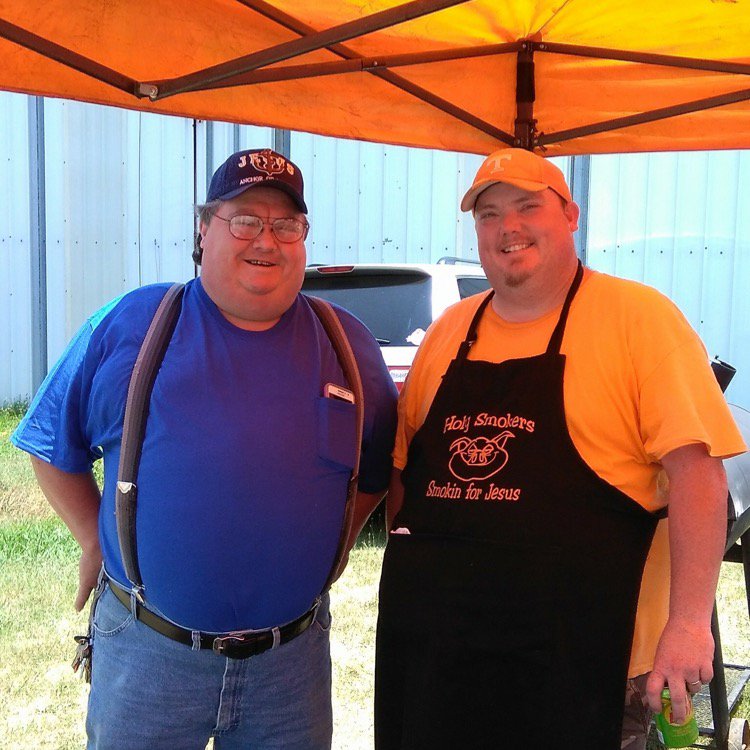 HolySmokersTN's tweet photo. Pics with my brother this weekend! #Funtimes #BigGreenEgg https://t.co/pKUlHASclY