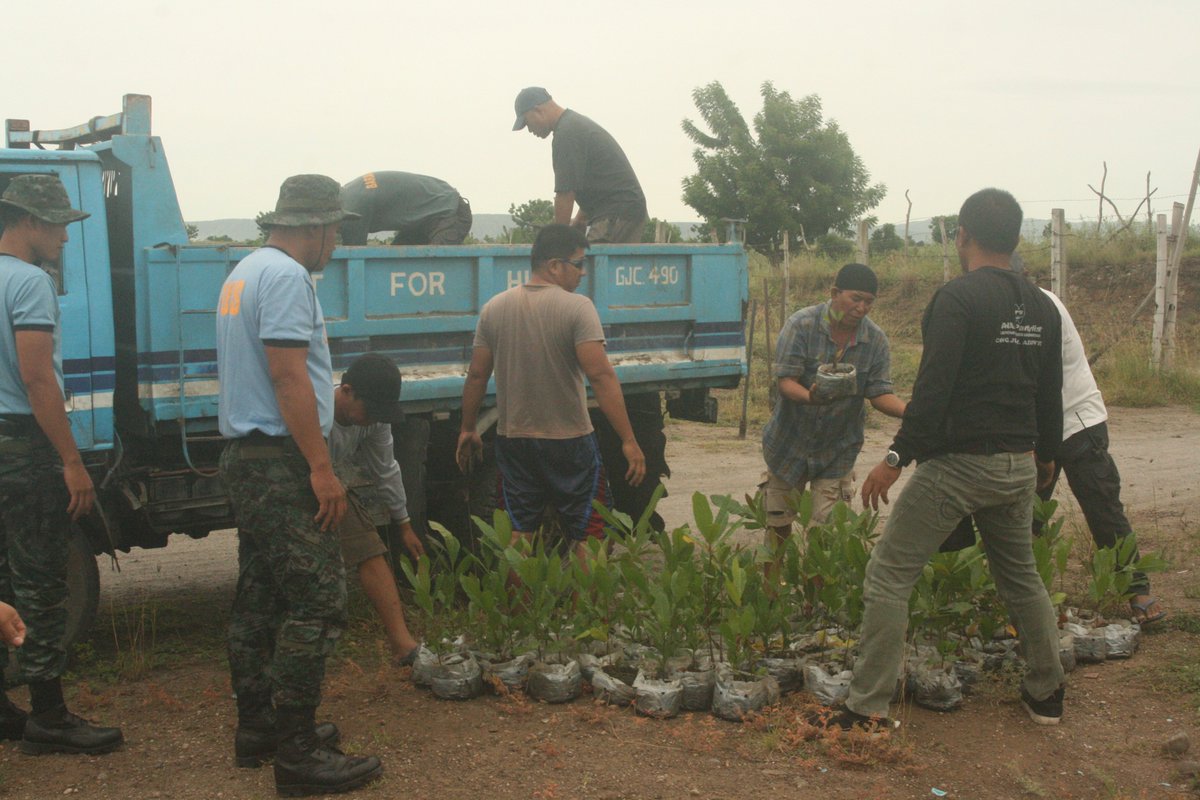 42ndsac's tweet photo. @42ndsac 
42SAC personnel together with the Police station 5, during tree Planting Activity at  Prk Bualan, Tambler GSC https://t.co/rY8KLK2WBi