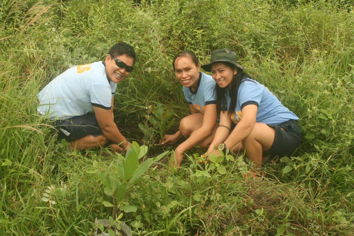 42ndsac's tweet photo. @42ndsac 
42SAC personnel together with the Police station 5, during tree Planting Activity at  Prk Bualan, Tambler GSC https://t.co/rY8KLK2WBi