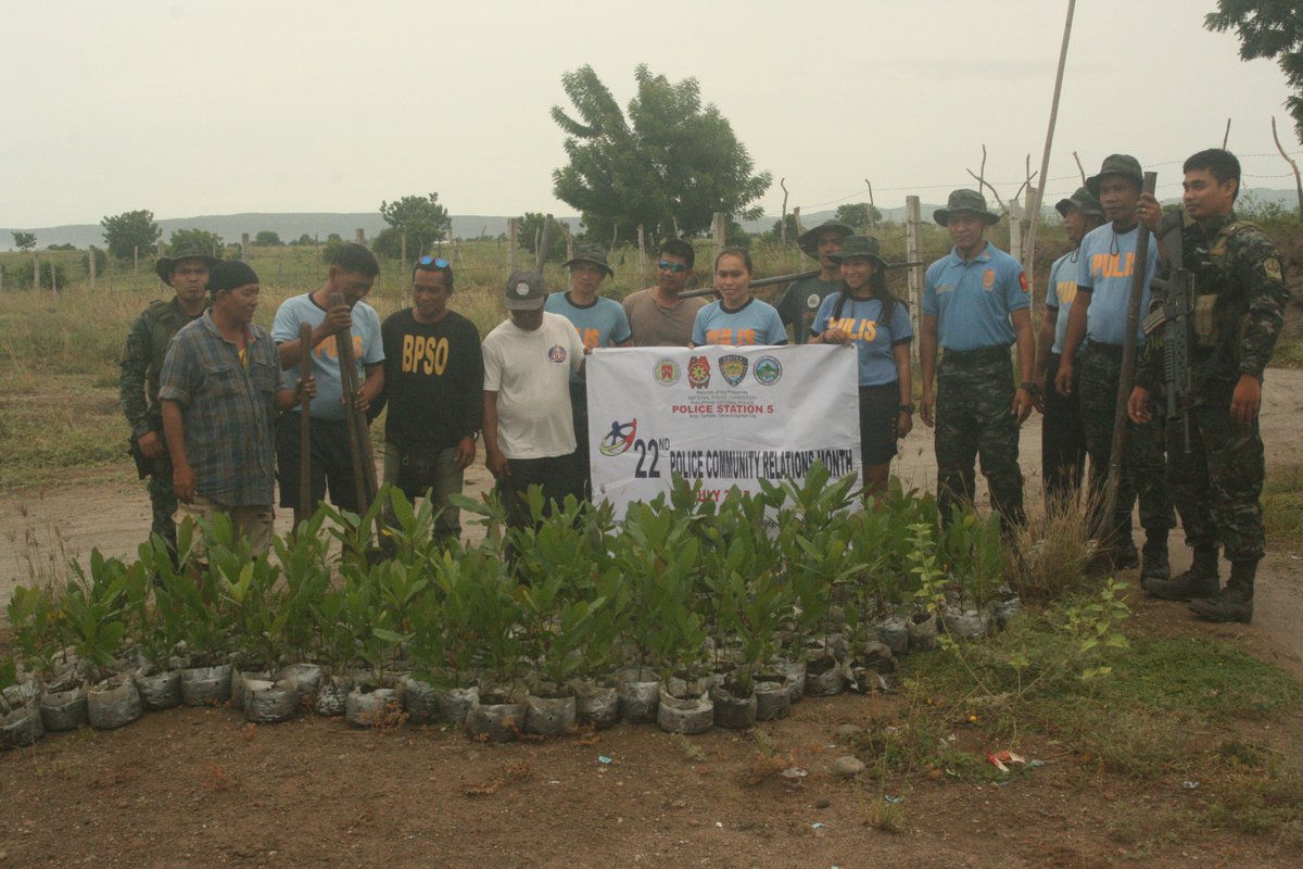 42ndsac's tweet photo. @42ndsac 
42SAC personnel together with the Police station 5, during tree Planting Activity at  Prk Bualan, Tambler GSC https://t.co/rY8KLK2WBi