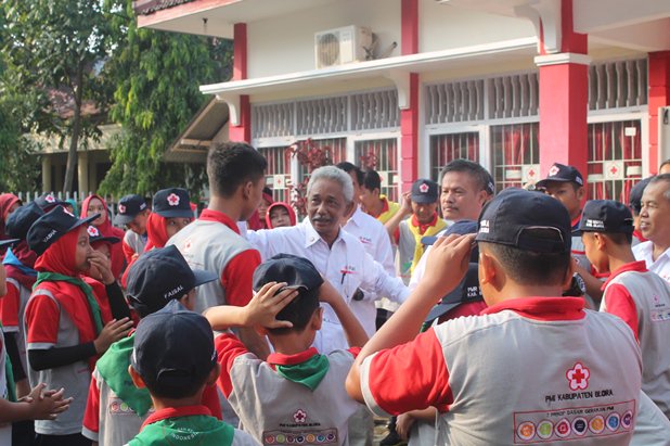 pmiblora78's tweet photo. Ketua PMI Blora Ir Sutikno Slamet memberi semangat kontingen Jumtek PMI Blora ..... https://t.co/6wqMCEF1GS