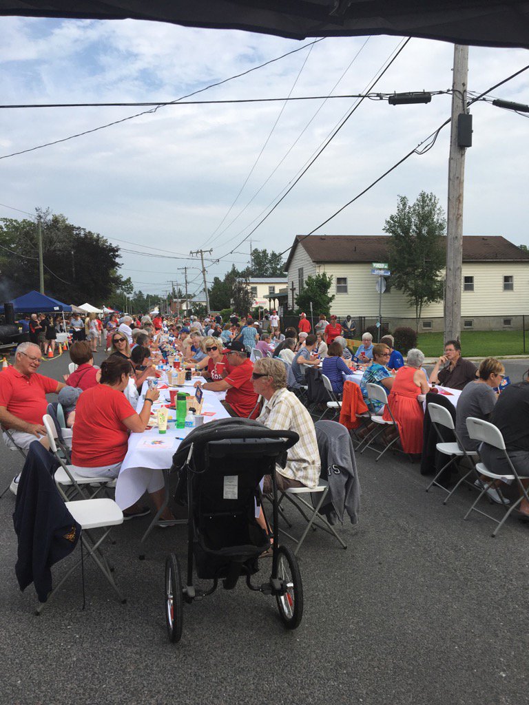 reeve_albert's tweet photo. Amazing crowd at Farm to Table Community Dinner. 1000 tickets sold. @HastingsCounty @TweedOntario https://t.co/rI2H9DtXVD