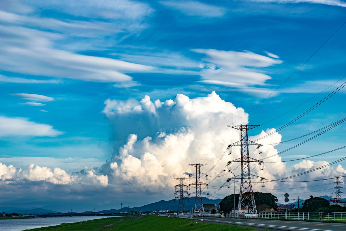deprogrammer's tweet image. 雲 と 鉄塔
#photography
#写真好きな人と繋がりたい
#ファインダー越しの私の世界