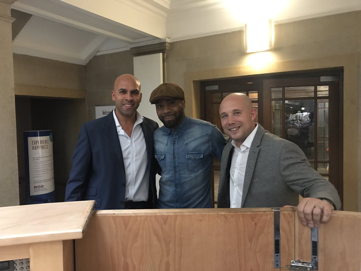 kriskronik's tweet photo. Great to meet @Spencer_Fearon tonight at the @DoveBoxPromo show, top guy 👊🏼👍🏼 https://t.co/CTll1YeyGW