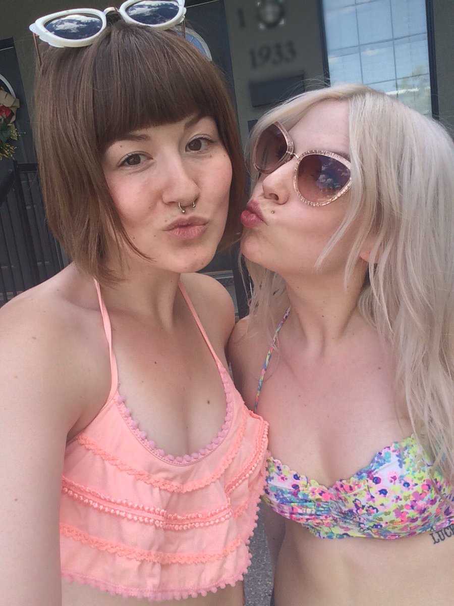 lexi_kist's tweet image. Lawn babes 😘 #summerfun #classybitches