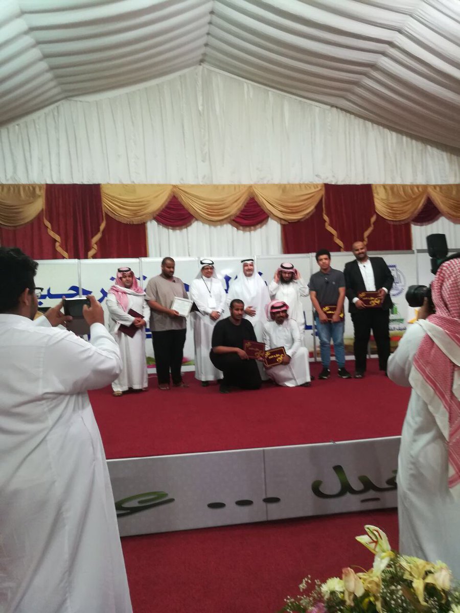 a7kmk's tweet photo. قام معالي مدير الجامعة بتكريم فرقة المسرح بجامعة الملك خالد التي قدمت مسرحية كوميدية بعنوان نجمتين ونص من ضمن الأنشطة المصاحبة لمعرض الكتاب https://t.co/yAX4MGA6as