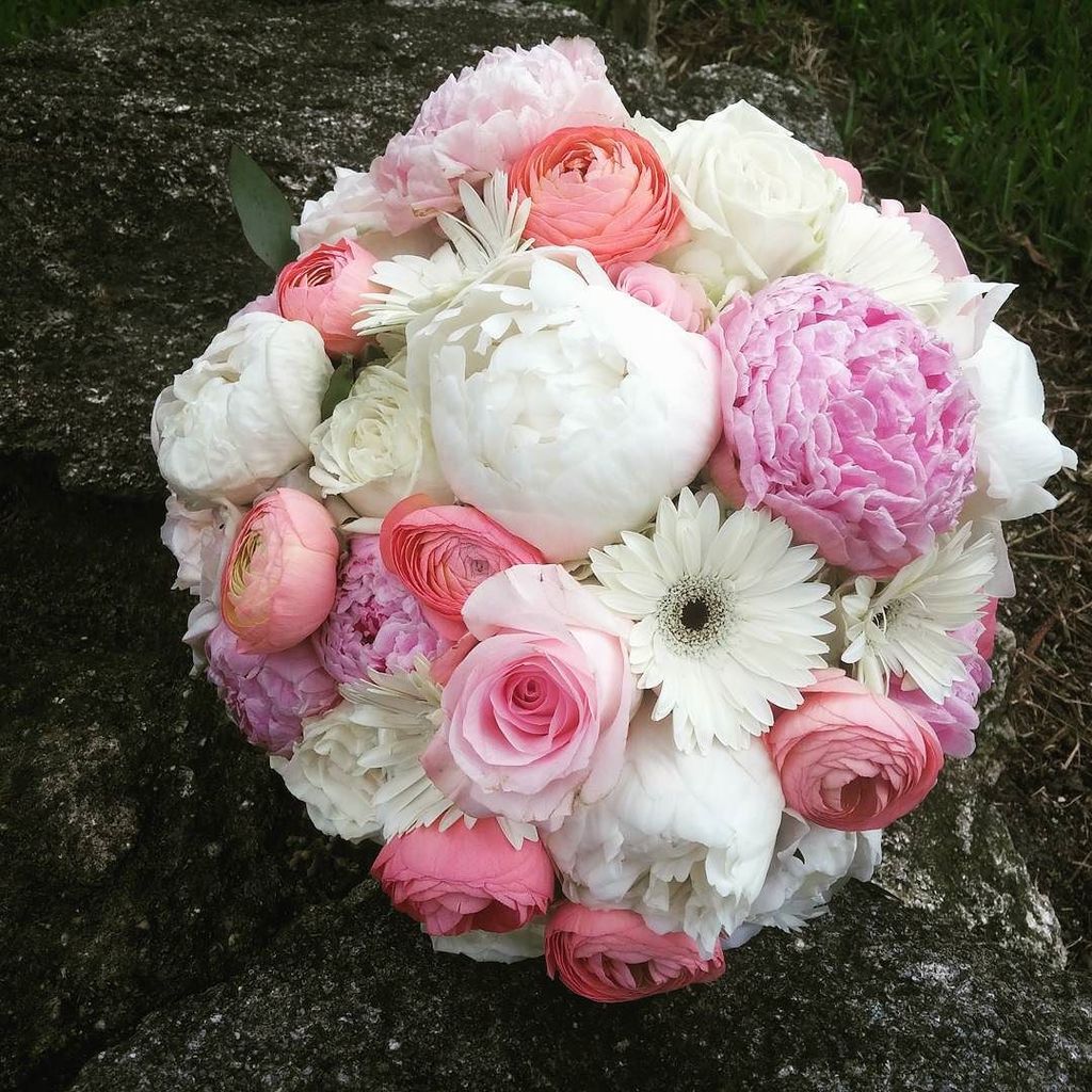 FlowersOMG's tweet photo. Beautiful #bouquet for a bride. The focal #Flowers are #peony #gardenroses #ranunculus https://t.co/E1M5Adg8E8 https://t.co/uhH7GWuDRW