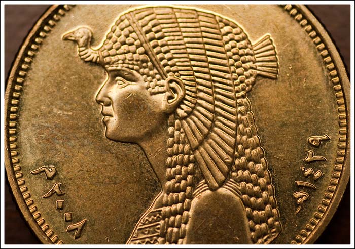 weird_hist's tweet photo. Cleopatra lived closer in time to today than she did to the building of the Great Pyramid. https://t.co/yYQi7745AR