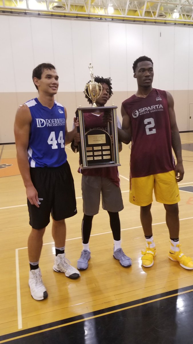 cfchangs9's tweet photo. 2017 #CCL MVP Awards
Overall: @supermarial03
Small School: @MalachiCanada1
High School: Quinton Curry 
Defensive: Cam Lard (@ThatD1Boi) https://t.co/lpR31BTUTd