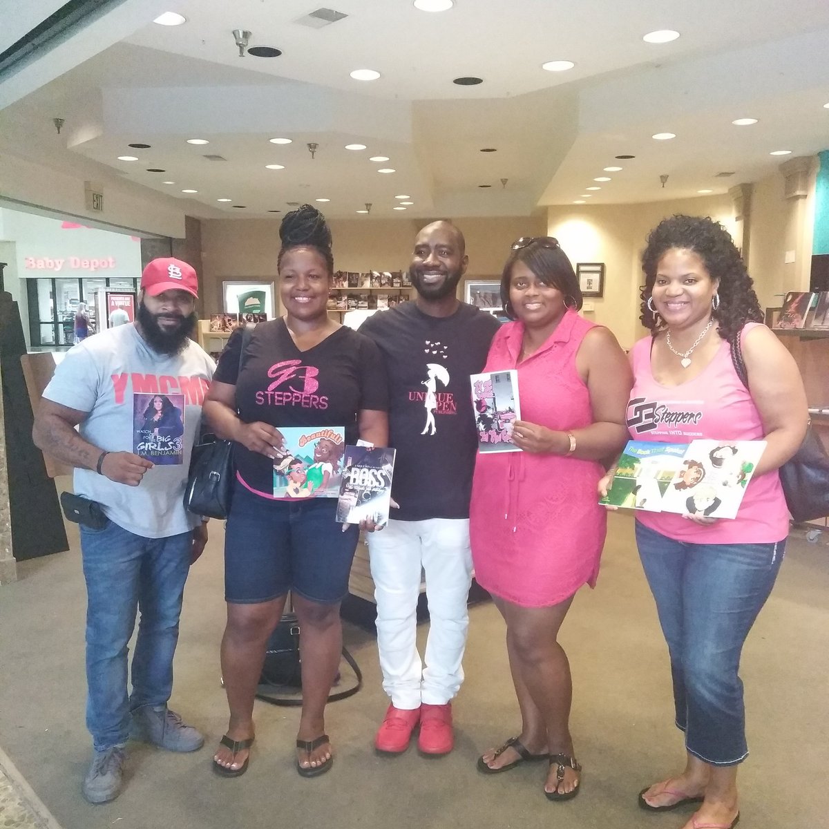authorjmon's tweet photo. Much luv 2 the big homie @jmbenjamin https://t.co/N3NNr2nPUF