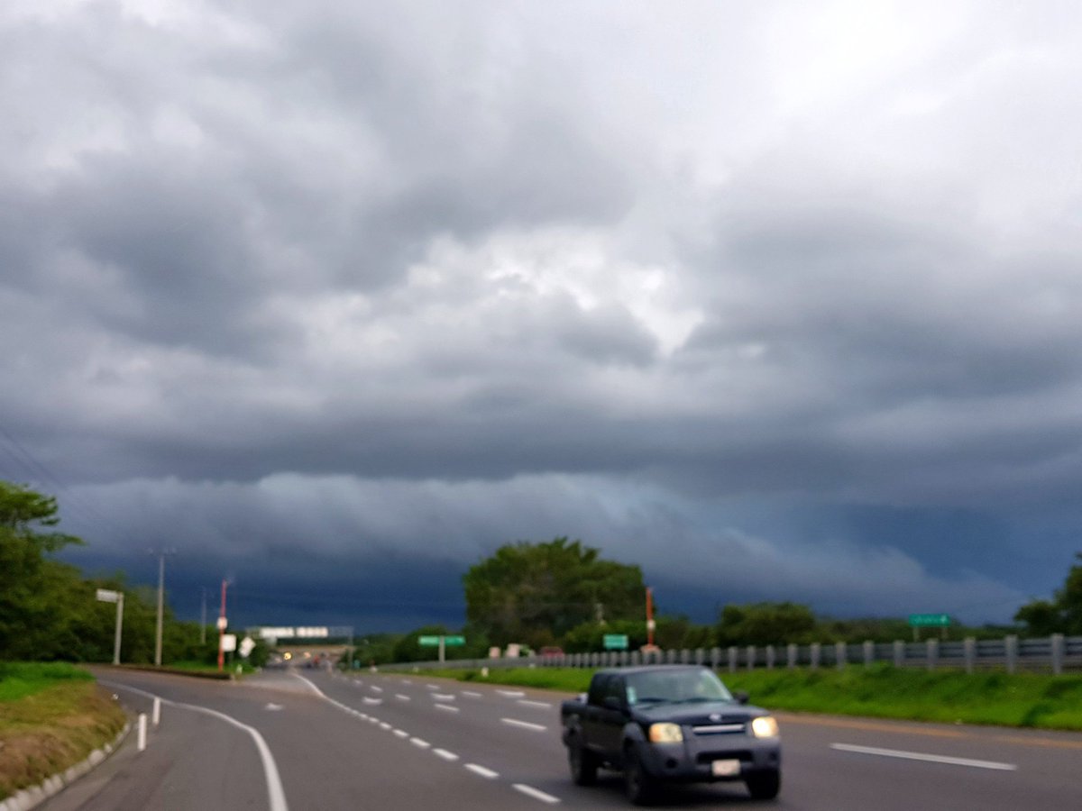 Bnice_HerMoSSa's tweet photo. Carretera Colima-guadalajara en este momento #Colima https://t.co/YKRP9HuMKN