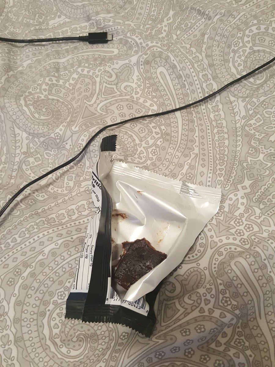 Danidilyon's tweet photo. Found this about an hour after I started eating it...what am, five?? #snacktime #leftovers #bedfood https://t.co/x6snVS0jhy