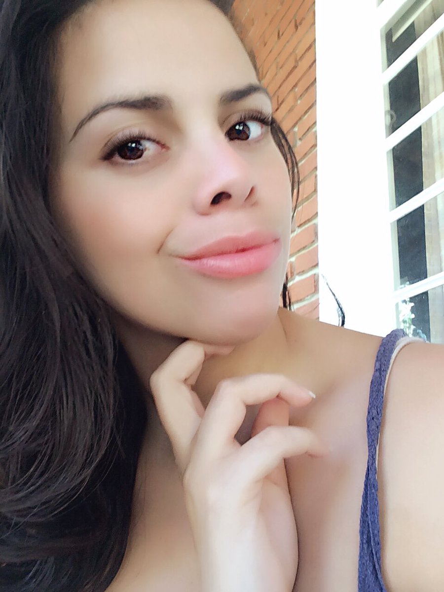 NarahSouzza's tweet photo. Noite maravilhosa não é mesmo? 🐷💚 https://t.co/U57b1t6f7o