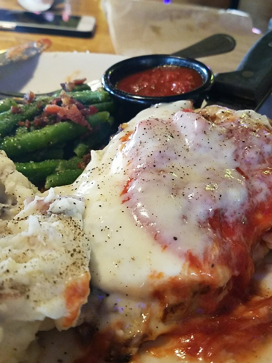 LydiKay's tweet photo. @Applebees doing out own thing...motz off the Capri burger on the chicken. #fantographer #youdoyou https://t.co/kzgUMnzmWI