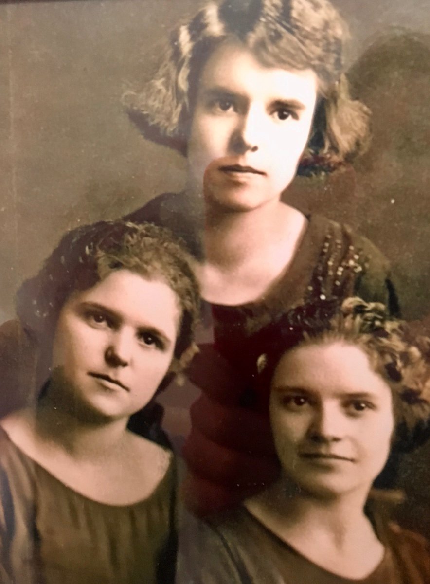 vividay27's tweet photo. Mom just found this old pic of her and my aunts. She's the one on the top-wasn't she a babe!👑 #goodgenes #inte5340 #twitterfiction #blessed https://t.co/4xBtzfaMZL