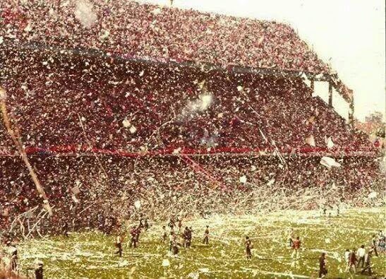 BoedoAzulgrana's tweet photo. Otro estadio que también le quedó chico a #SanLorenzo en Segunda División fue la Bombonera. https://t.co/845knQHMc1