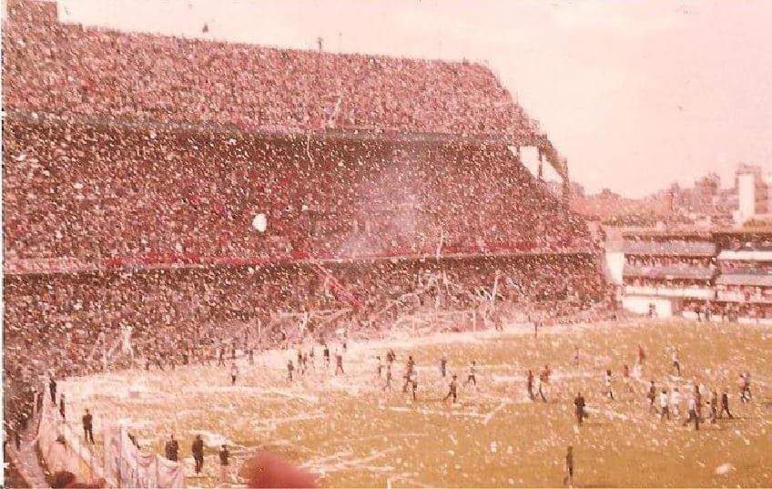 BoedoAzulgrana's tweet photo. Otro estadio que también le quedó chico a #SanLorenzo en Segunda División fue la Bombonera. https://t.co/845knQHMc1