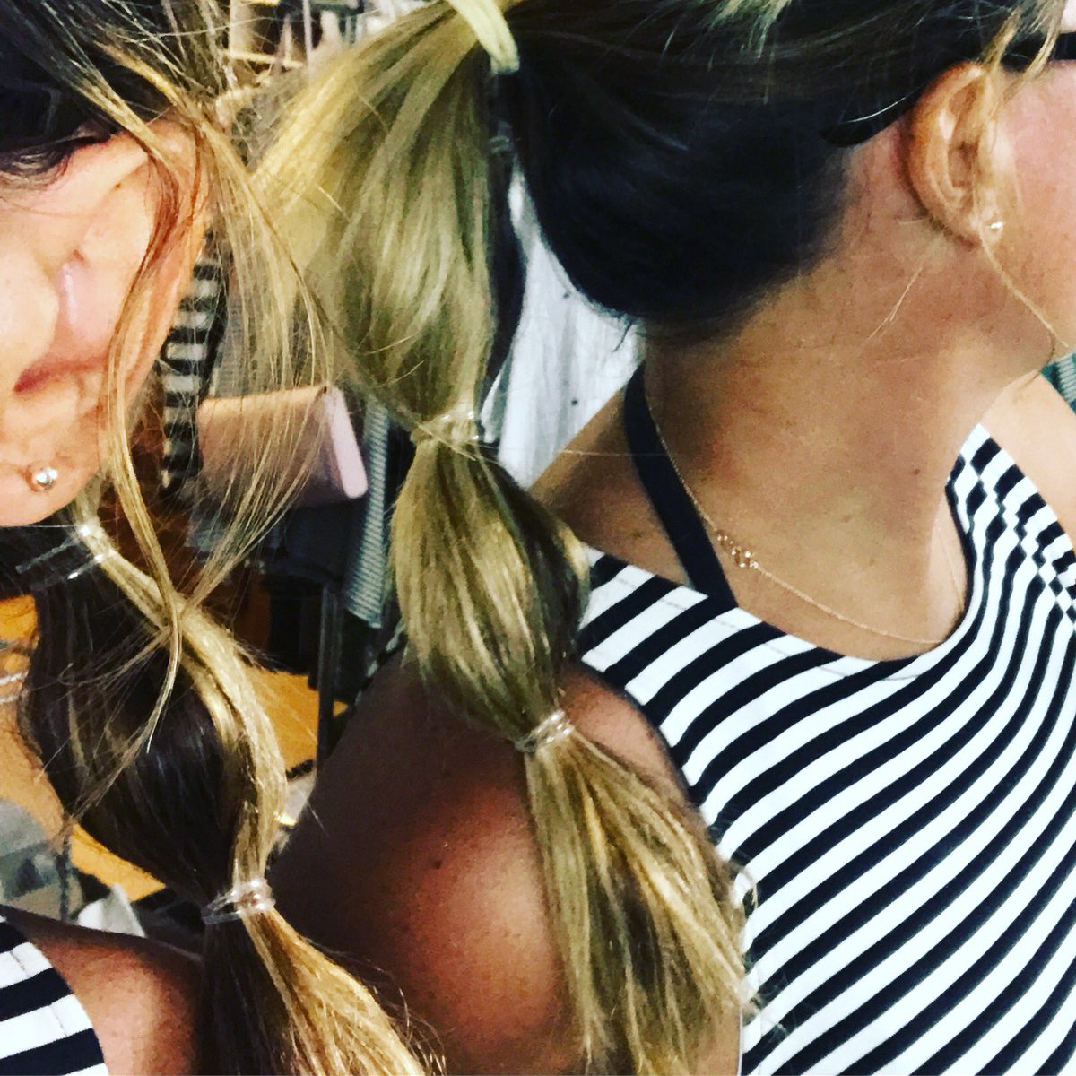 ontrendmama's tweet photo. Ponytail shake up..:
#momstyle https://t.co/LwhvbKm8OZ