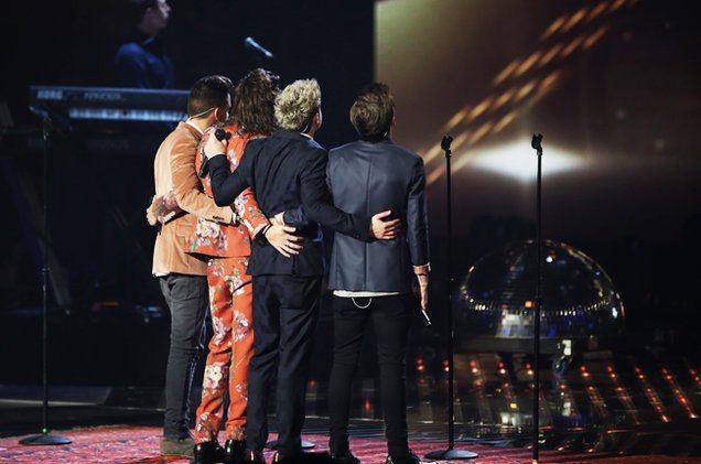 CelebMix's tweet photo. Fans of One Direction are Celebrating #SevenYearsofOneDirection https://t.co/4BhFJv8zGA https://t.co/kwDZ56mgJl