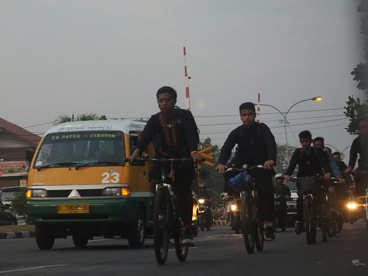 Salam hormat adik pelajar berkenan menjadikan sepeda sebagai moda transportasi menuju ke sekolah
#Bike2School
#IndonesiaBersepeda