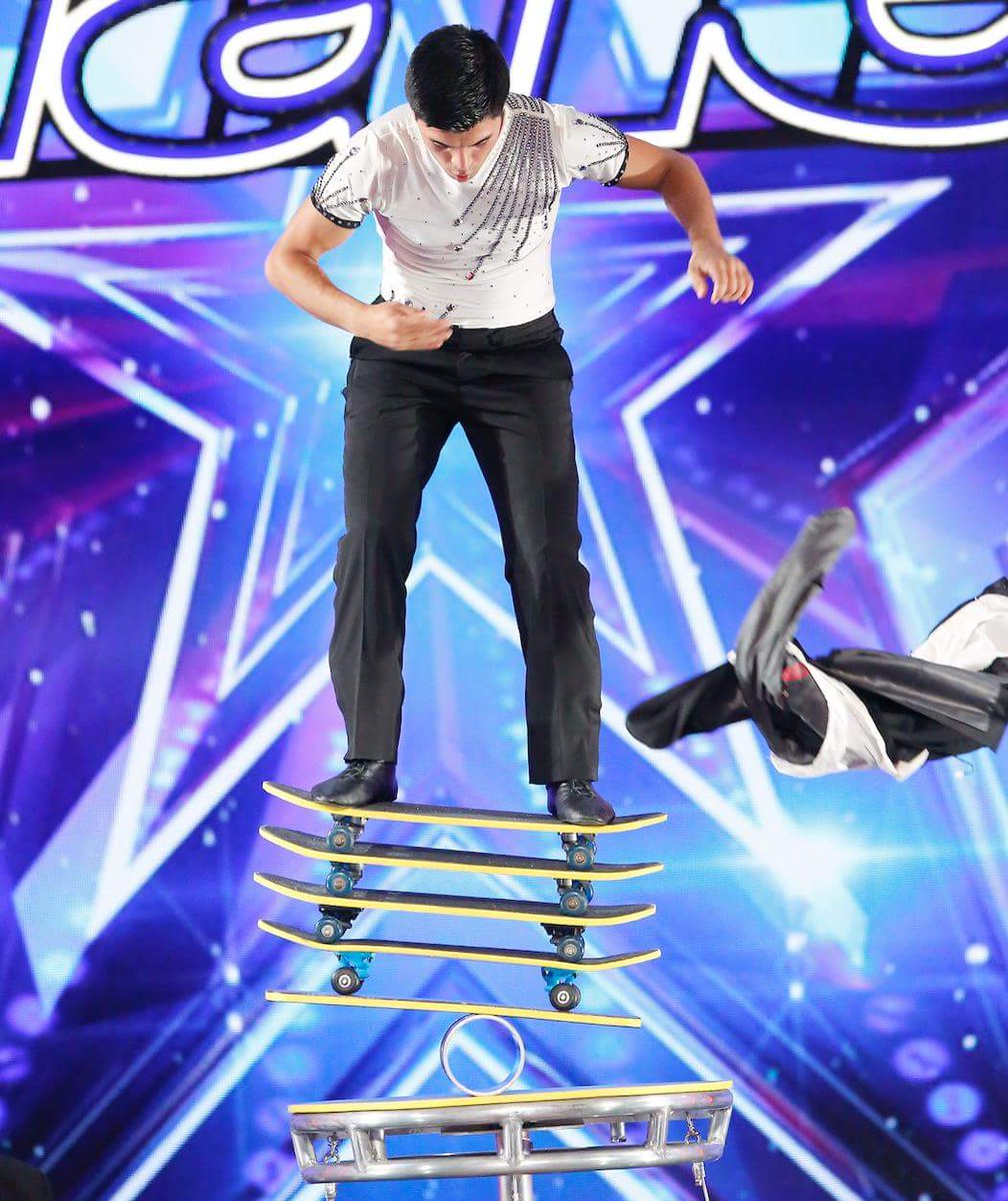 JonathanRinny's tweet photo. When the suit goes flying. @AGT Follow me on Instagram: Jonathanrinny https://t.co/k5CTtdeDNO