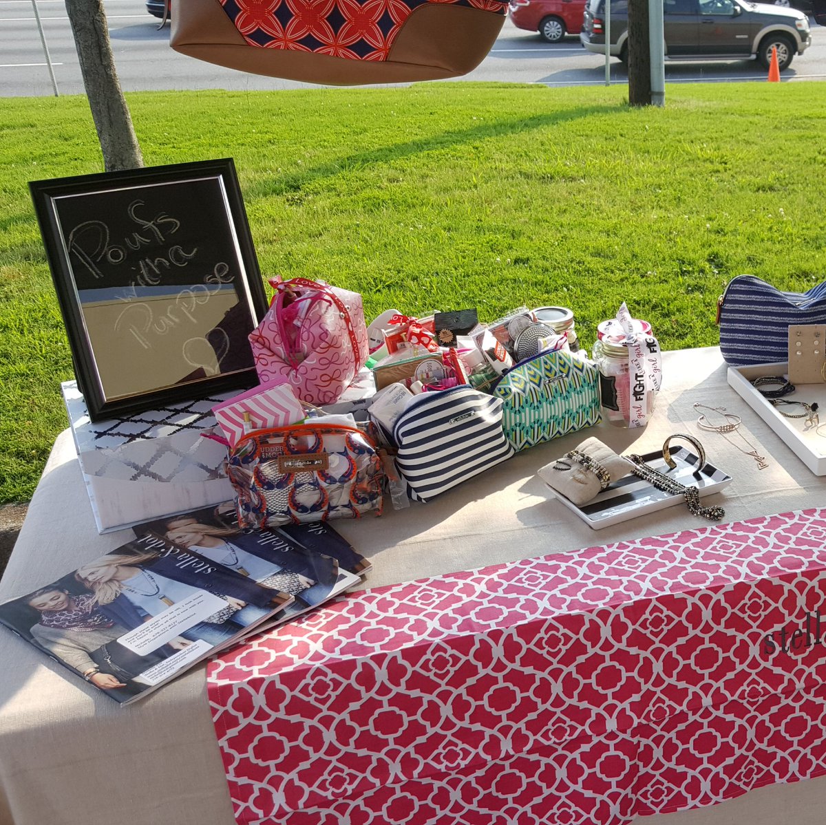 FOXSTROTTERS's tweet image. Give someone fighting a smile with a #CompassionKit. Ask me for details
#sdjoy