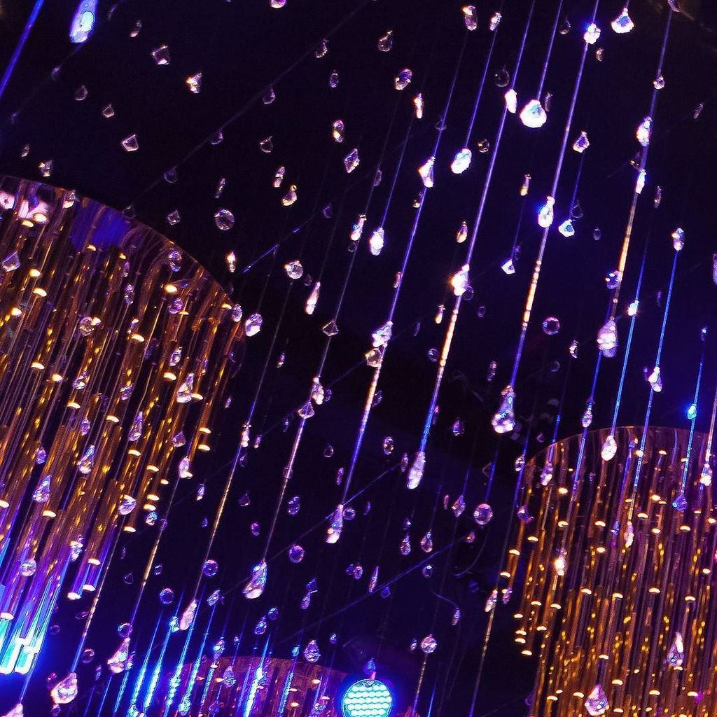 RevelryDesign's tweet photo. The Magic of 100,000 Sparkling Teardrop Crystals Surrounding Gold Chandeliers.
#DazzlingatDolby #RevelryEventDesign
Follow along as we d… https://t.co/8aVMh5RDik